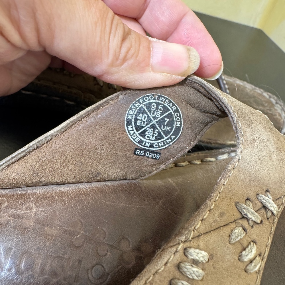 Keen Thong Sandals Womens Size 9.5 Beige Leather Beach Vacation Summer - Picture 5 of 9